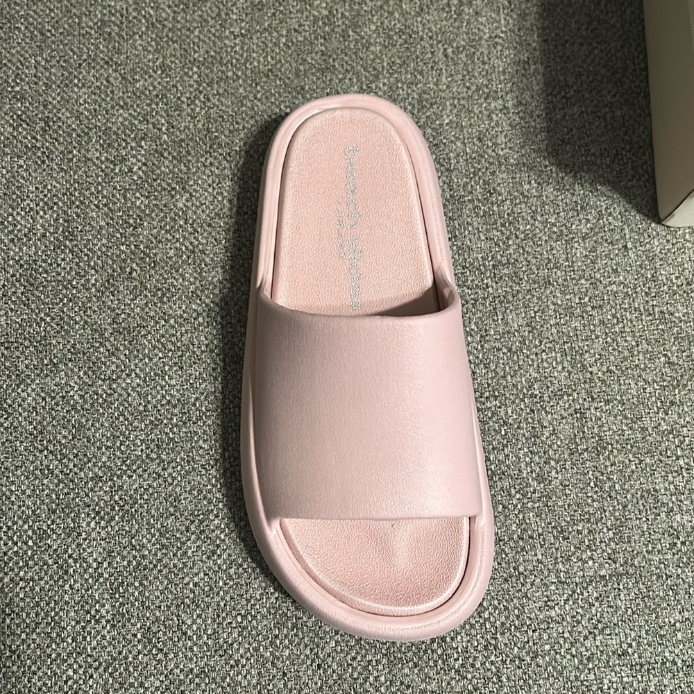 Beach slides size 7M light pink in color